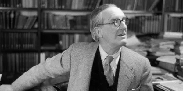 Photo : John Ronald Reuel Tolkien dans son bureau au 20 Northmoor Road à Oxford, année 1955.