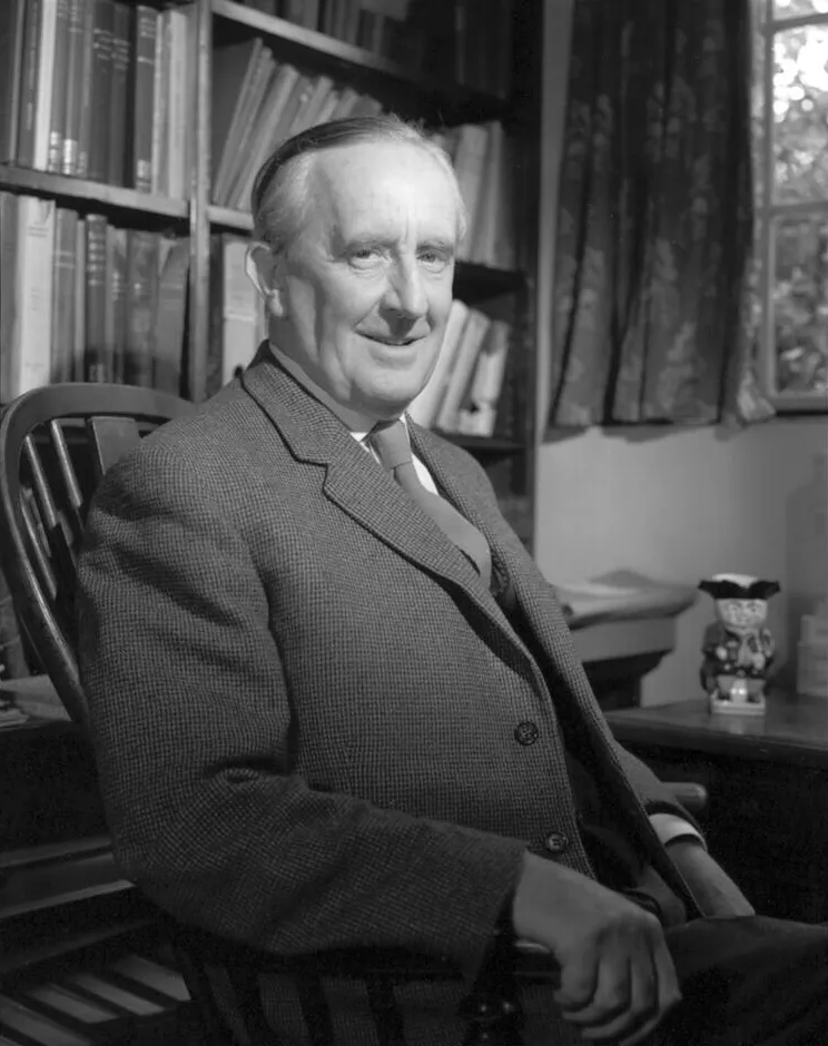 Photo : John Ronald Reuel Tolkien, assis près de sa bibliothèque, au 76 Sandfield Road à Oxford, année 1961.
