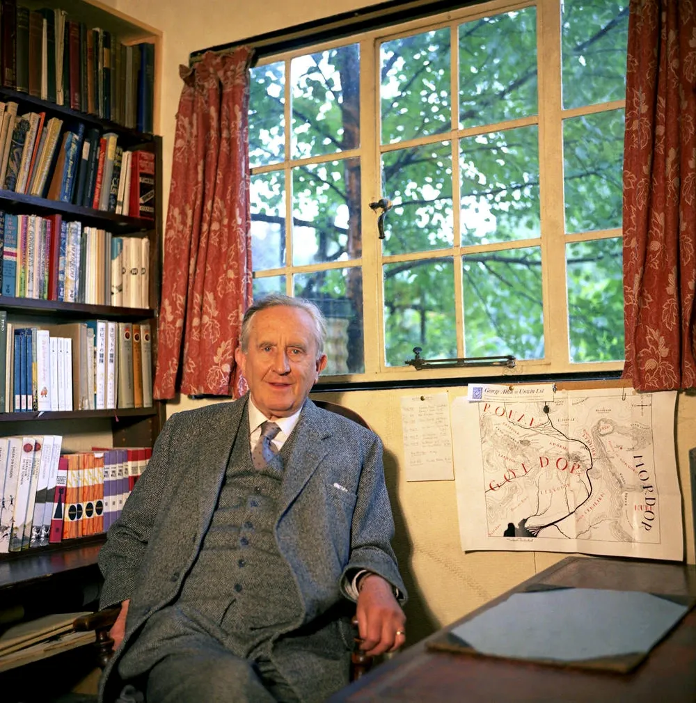 Photo : John Ronald Reuel Tolkien, assis près de la carte du Gondor dessinée par son fils, au 76 Sandfield Road à Oxford, année 1961.