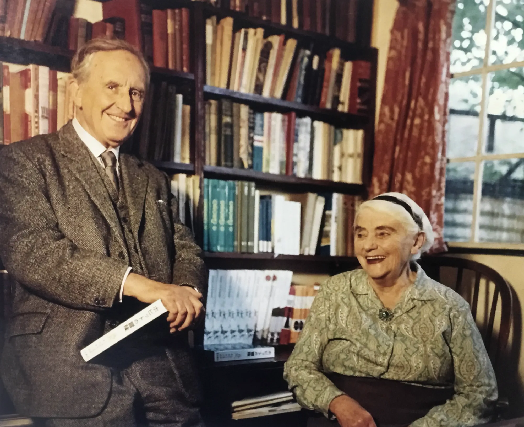 Photo : John Ronald Reuel Tolkien en compagnie de son épouse Edith au 76 Sandfield Road à Oxford, année 1961.