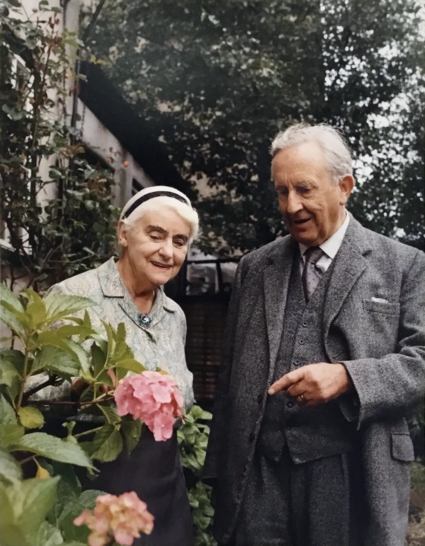 Photo : John Ronald Reuel Tolkien en compagnie de son épouse Edith, dans son jadrin au 76 Sandfield Road à Oxford, année 1961.
