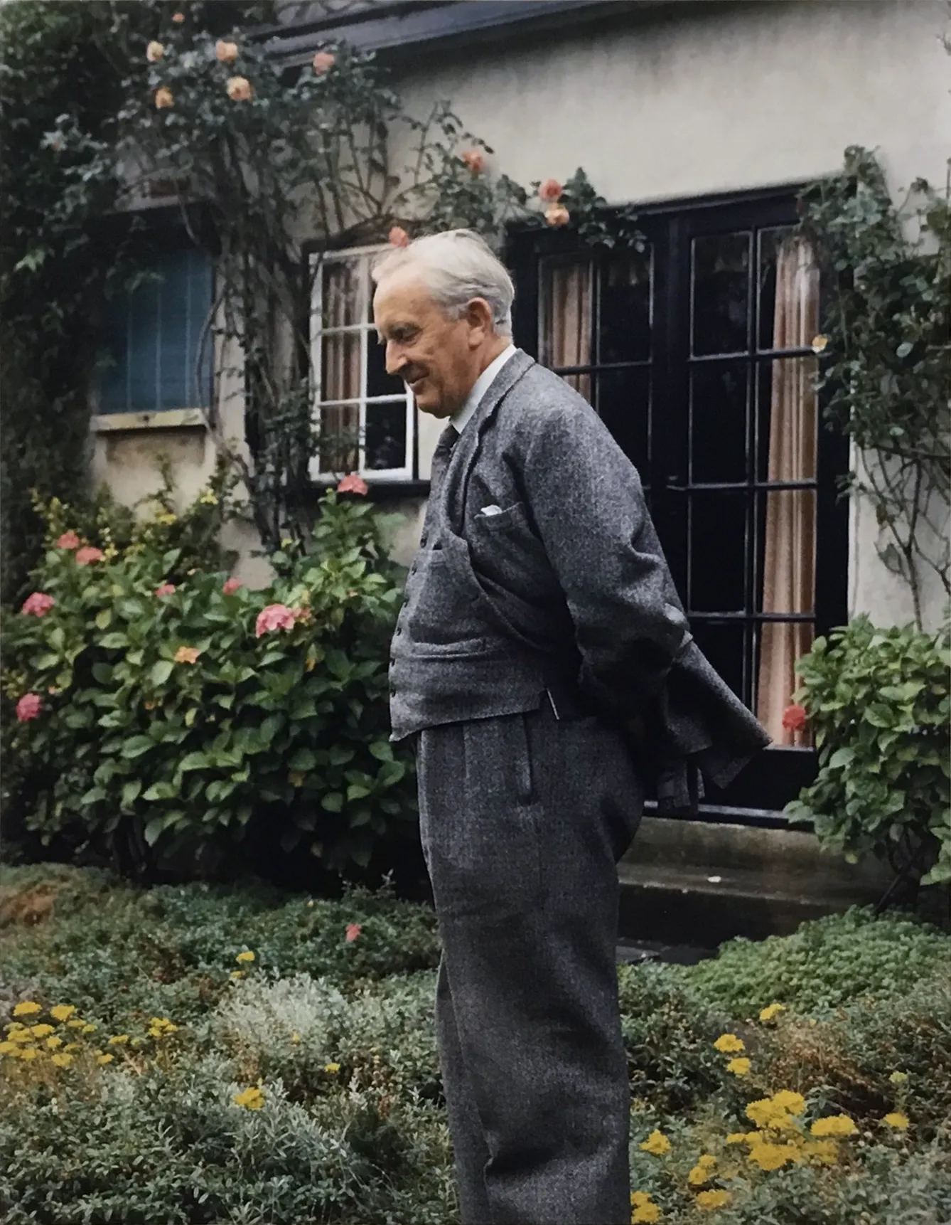 Photo : John Ronald Reuel Tolkien souriant, dans son jadrin au 76 Sandfield Road à Oxford, année 1961.