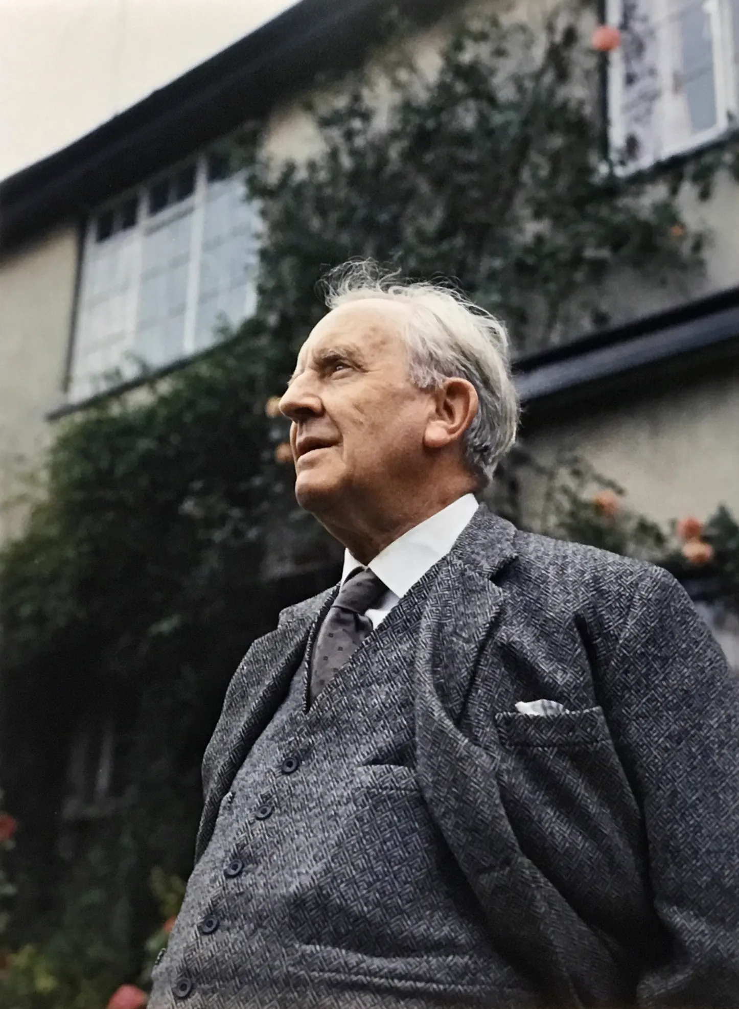 Photo : John Ronald Reuel Tolkien dans son jadrin au 76 Sandfield Road à Oxford, année 1961.