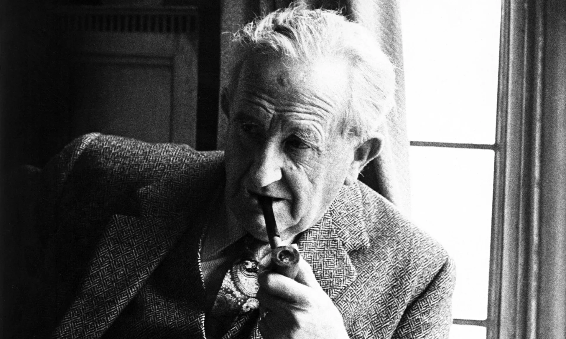Photo : John Ronald Reuel Tolkien fumant la pipe.