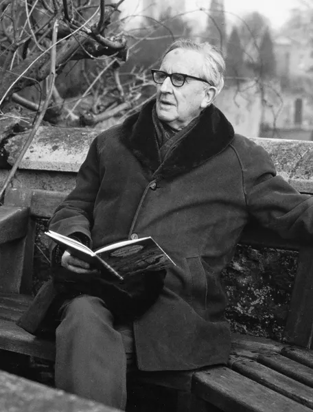 Photo : John Ronald Reuel Tolkien tenant son livre Les Aventures de Tom Bombadil.