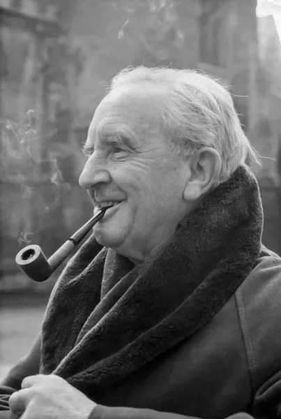 Photo : John Ronald Reuel Tolkien fumant la pipe, février 1968.