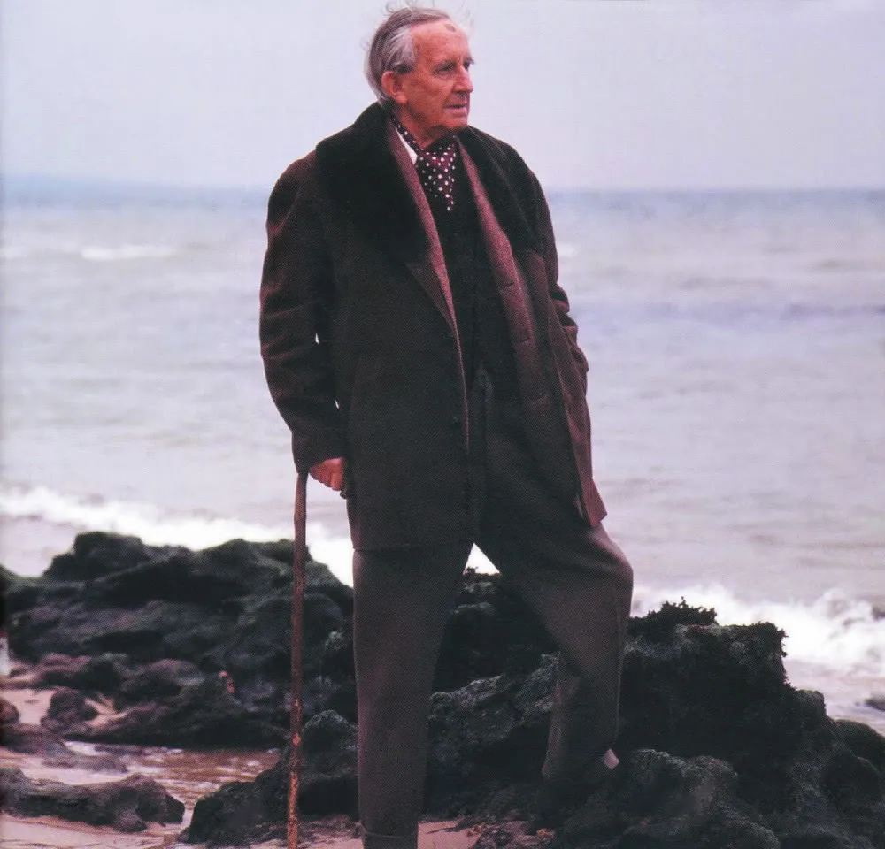 Photo : John Ronald Reuel Tolkien au bord de la mer.