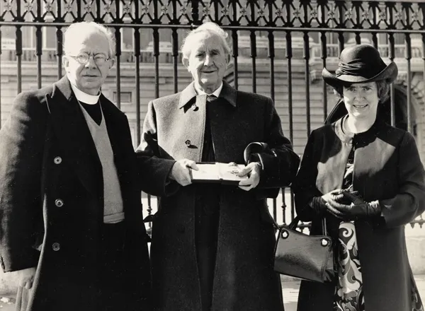 Photo : John Ronald Reuel Tolkien en compagnie de son fils John et sa fille Priscilla à Buckingham Palace, mars 1972.