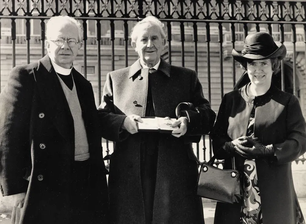 Photo : John Ronald Reuel Tolkien en compagnie de son fils John et sa fille Priscilla à Buckingham Palace, mars 1972.