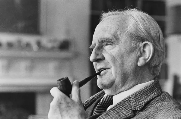 Photo : John Ronald Reuel Tolkien fumant la pipe à Merton Street, année 1972.