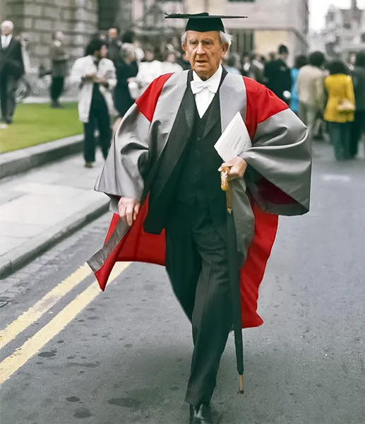 Photo : John Ronald Reuel Tolkien lorsqu'il reçut son doctorat de lettres, année 1972
