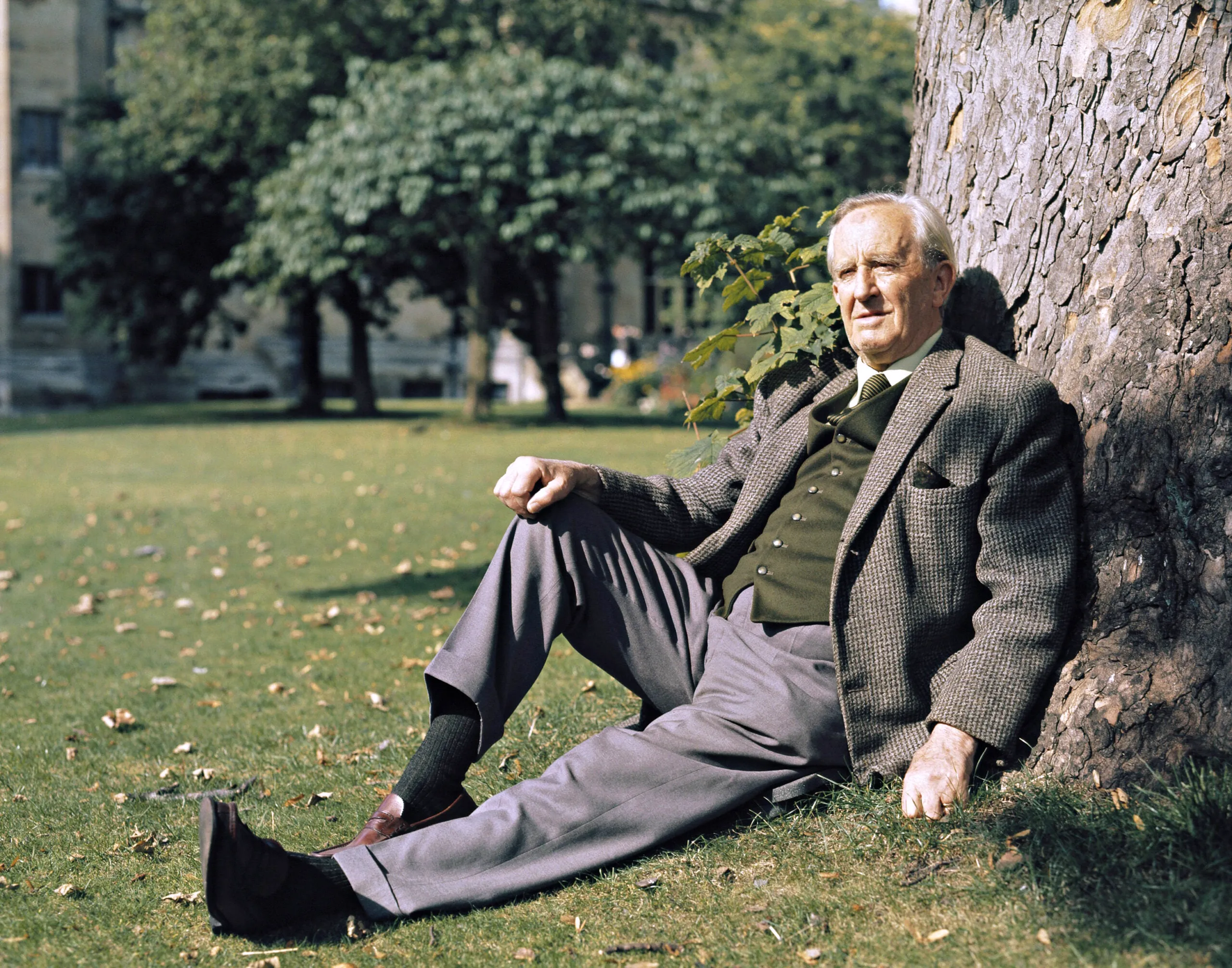 Photo : John Ronald Reuel Tolkien sous son arbre fétiche du jardin botanique de l'université d'Oxford, juin 1972.
