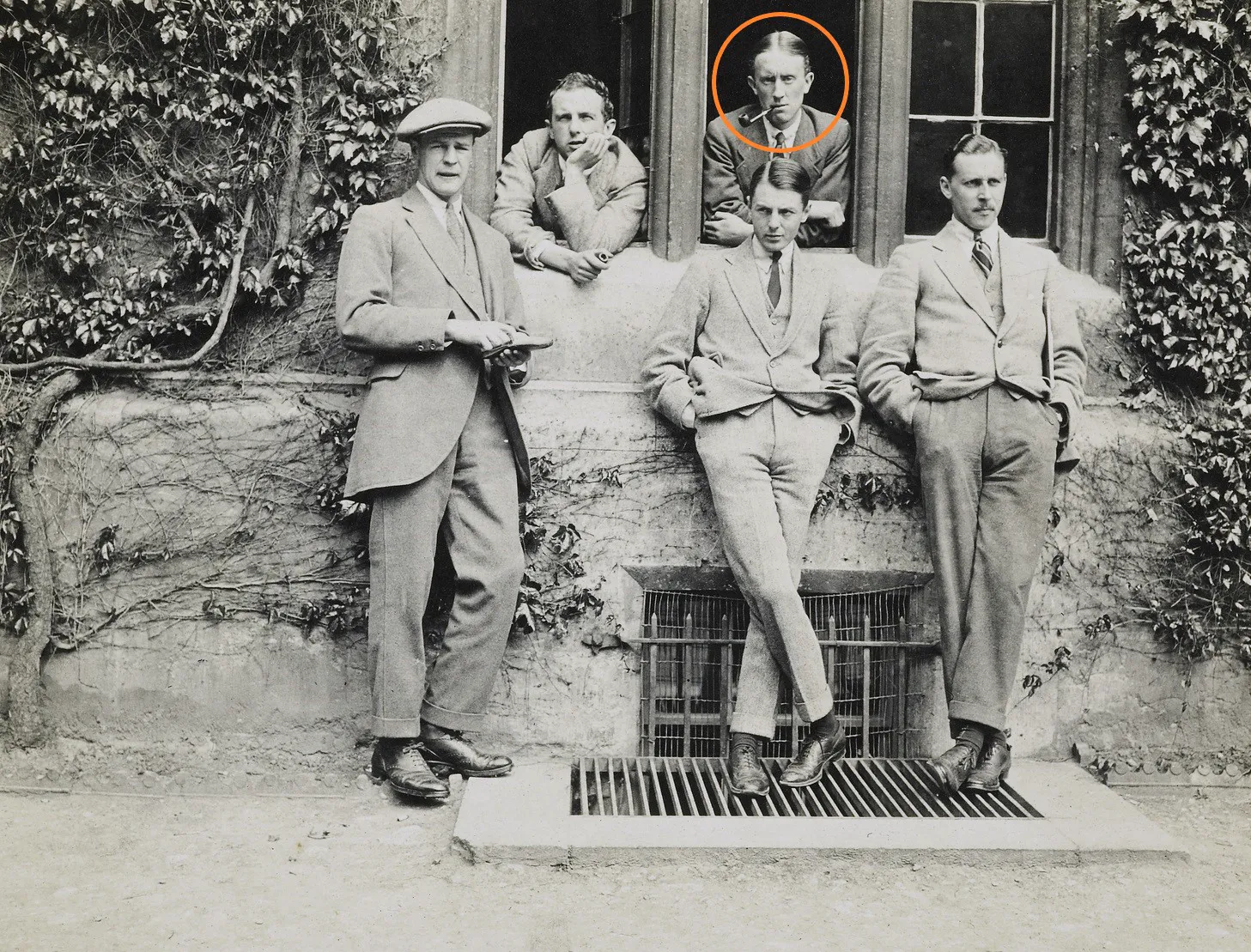 Photo : John Ronald Reuel Tolkien à Exeter College à Oxford, mai 1914.