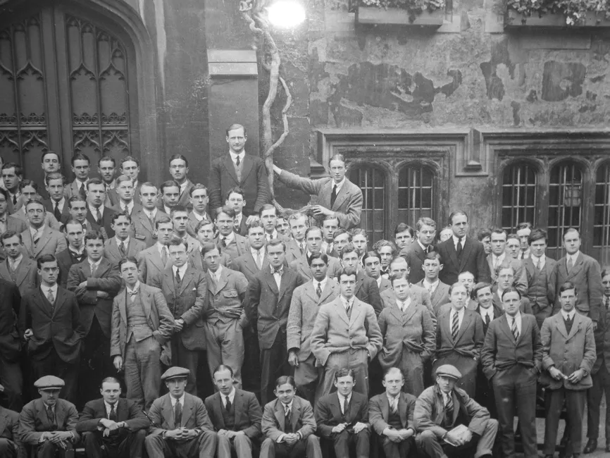 Photo : John Ronald Reuel Tolkien à Exeter College à Oxford.