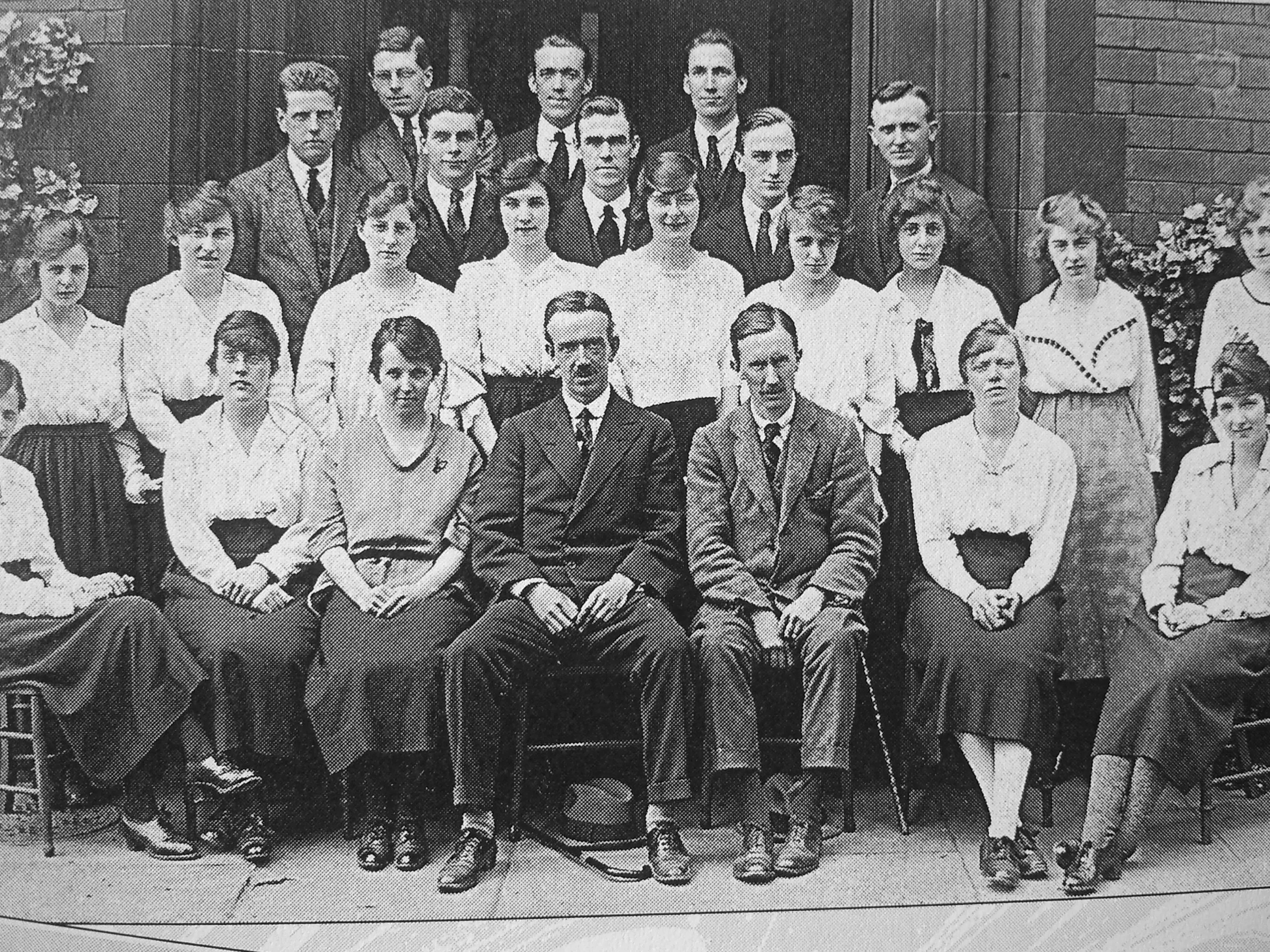 Photo : John Ronald Reuel Tolkien à l'Université de Leeds.